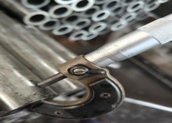 Kesme hizmeti ile Sıcak Ekstrüzyon Dikişsiz Çelik Boru